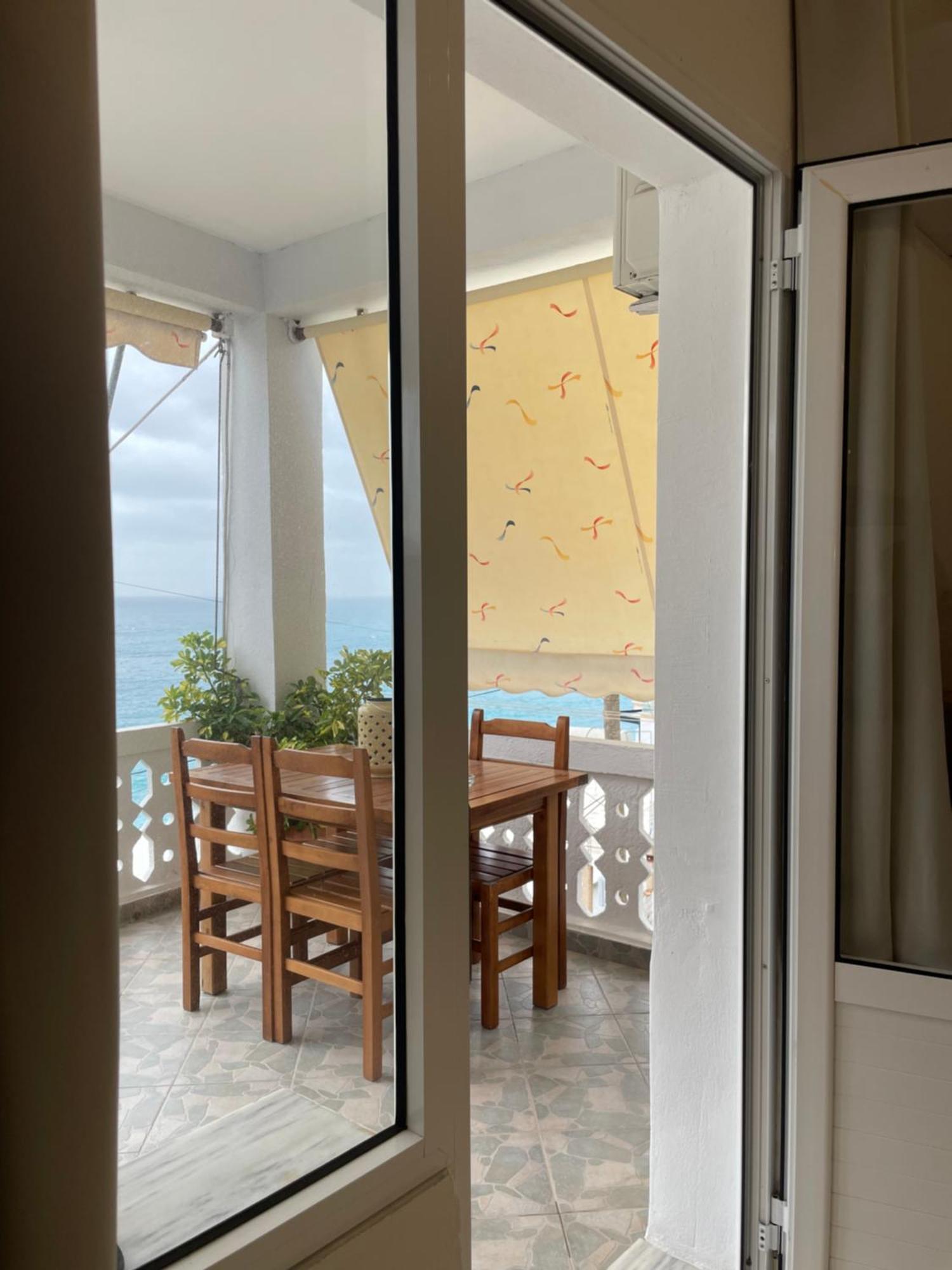 White Studios Himare Esterno foto