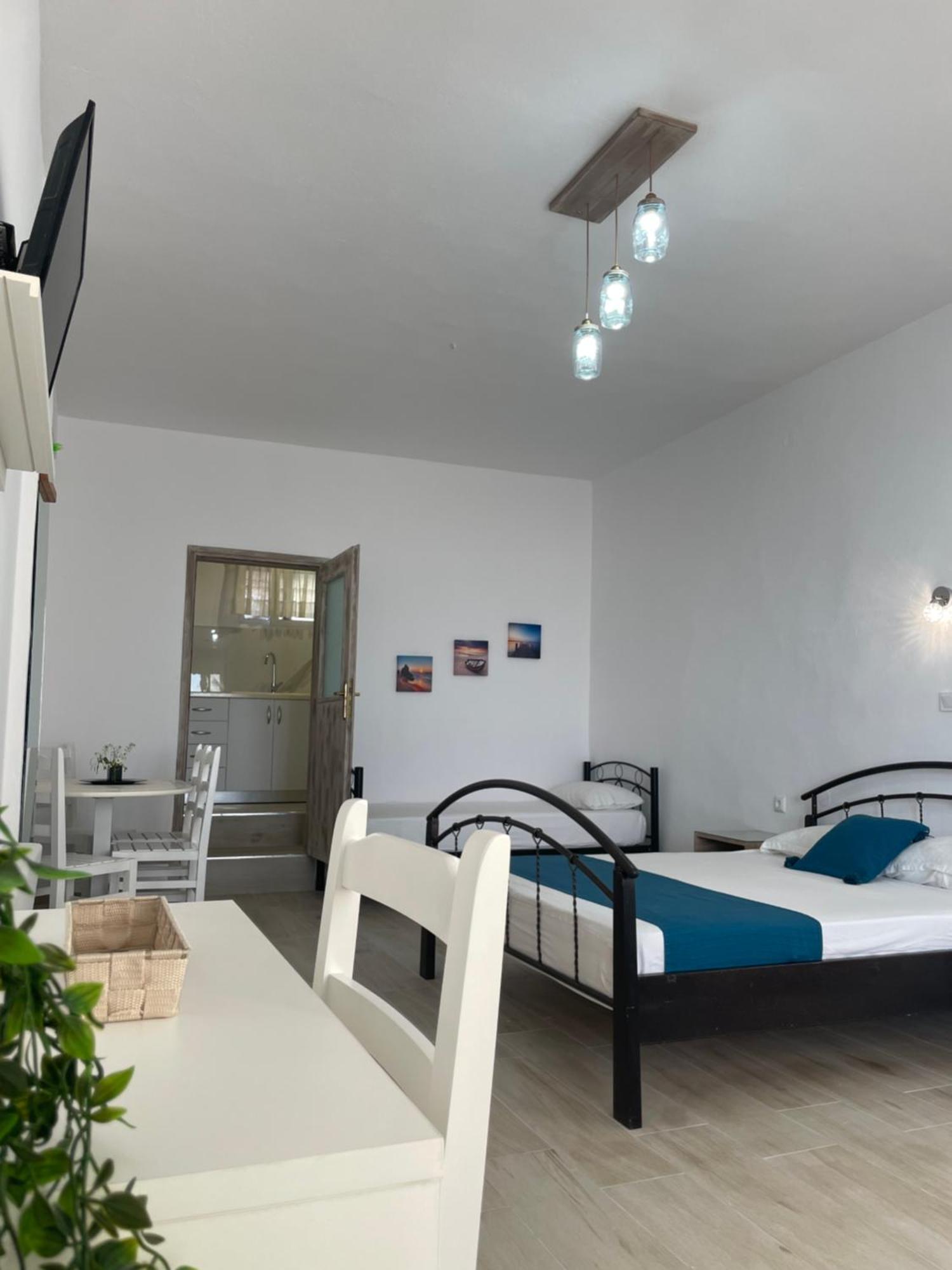 White Studios Himare Esterno foto